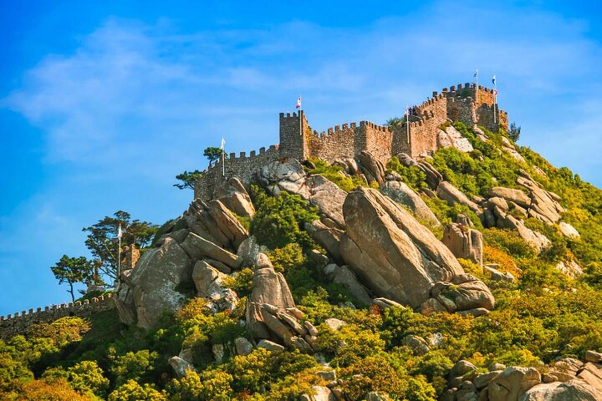 hrad na vrcholu skalnaté hory