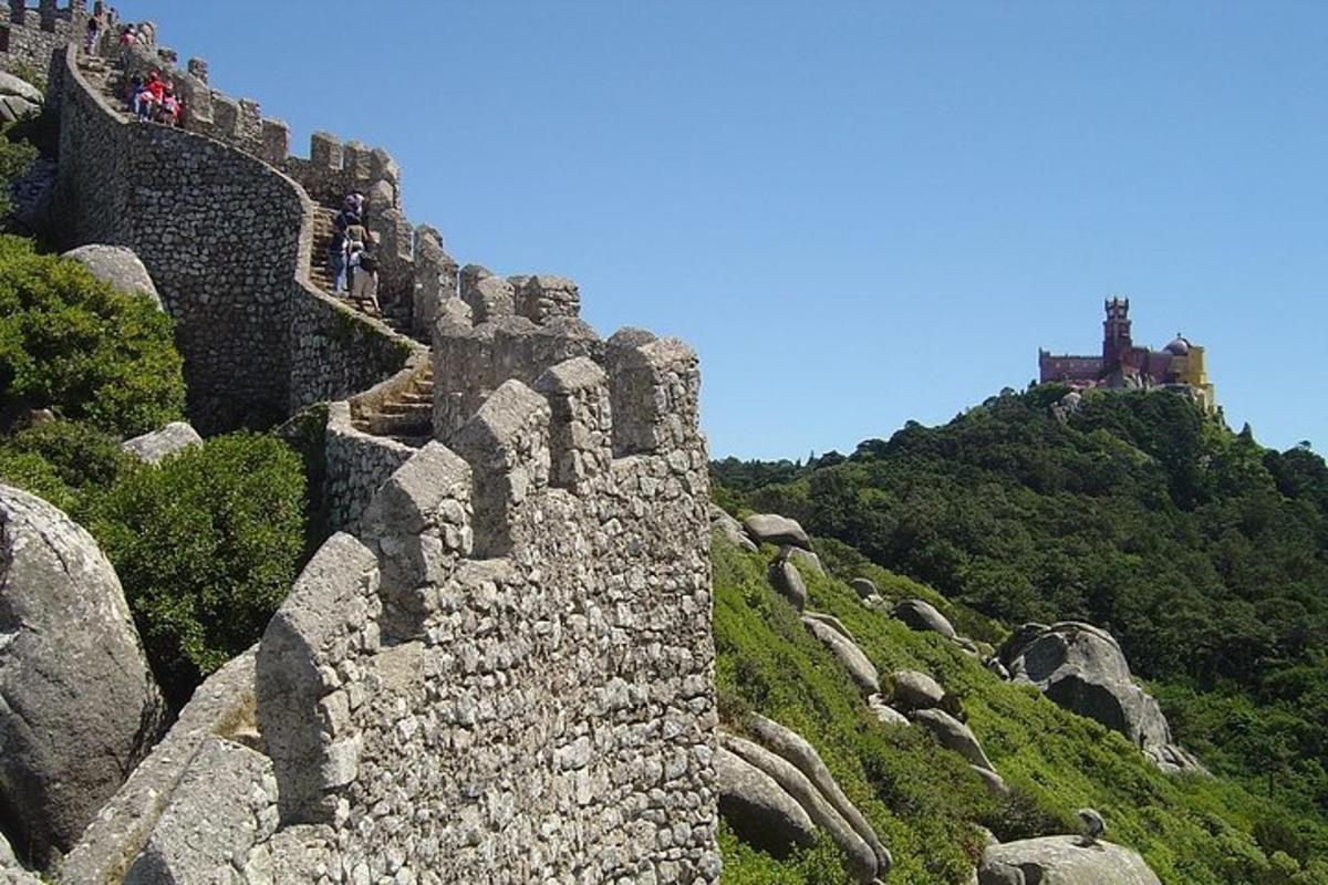 hrad na vrcholu kopce s lidmi na něm