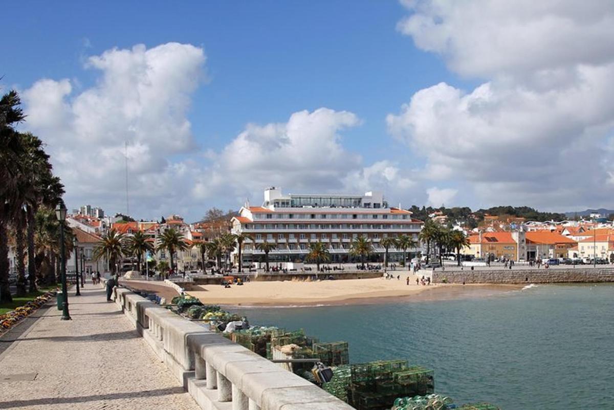 una spiaggia con un grande edificio sullo sfondo