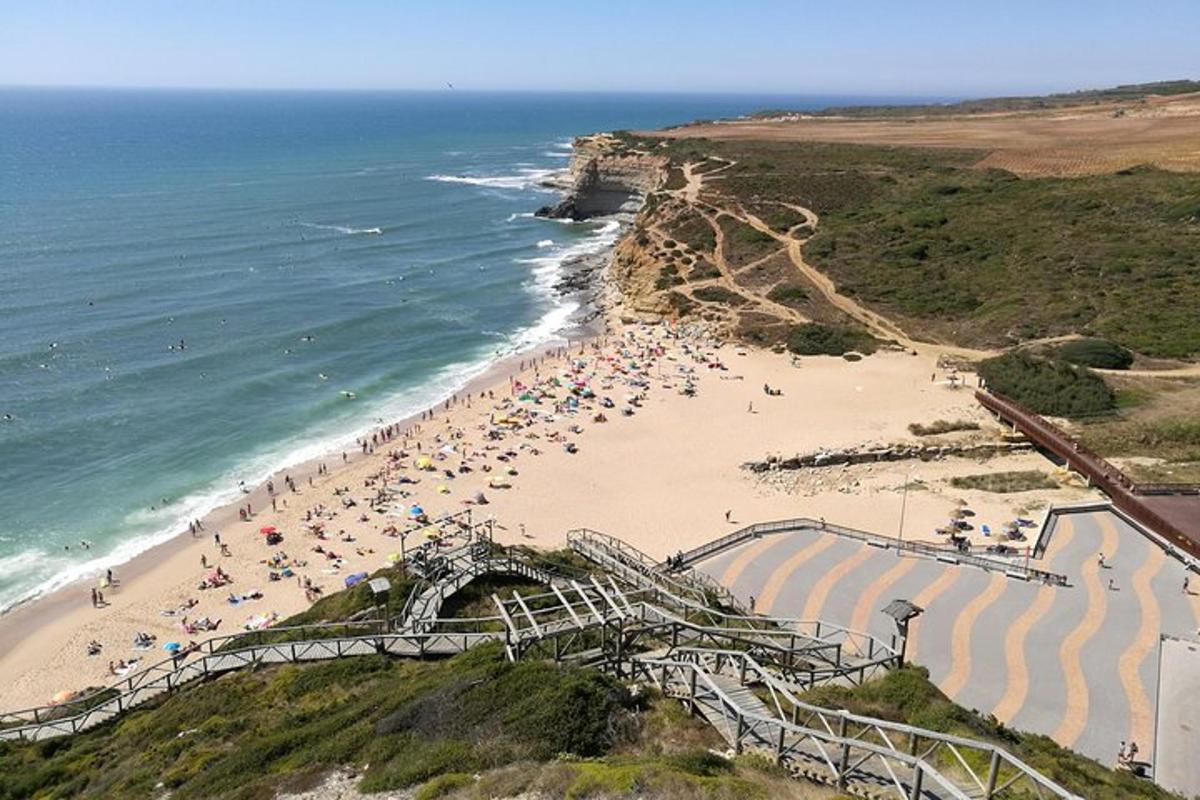 una spiaggia con un sacco di gente sopra