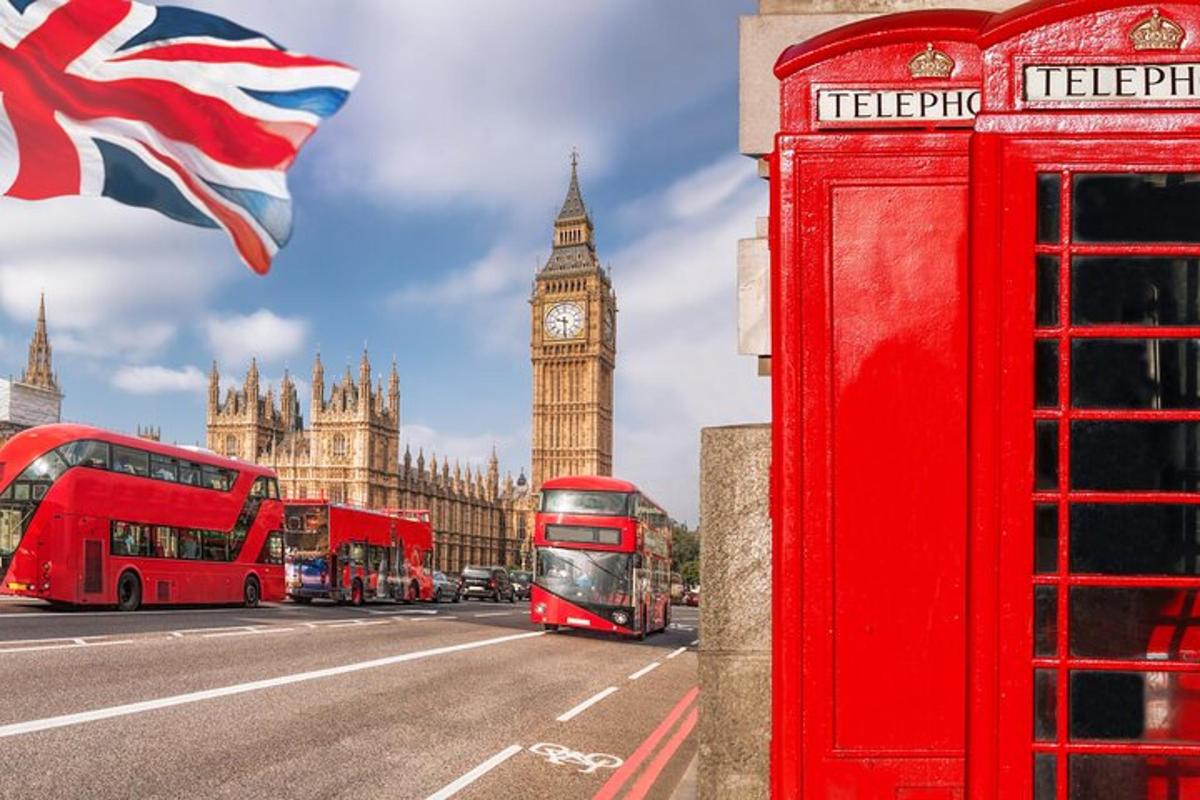 o cabină telefonică roșie și Big Ben cu autobuze în Londra