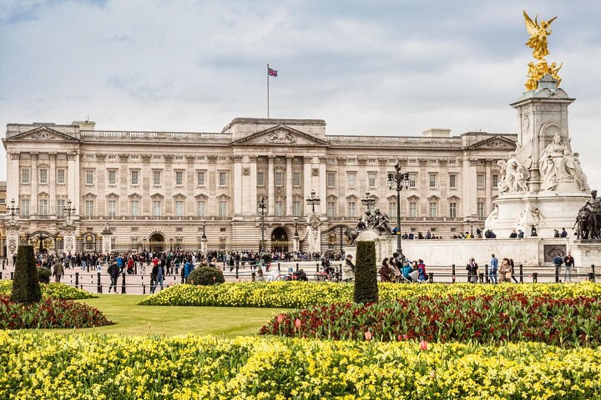 o vedere a palatului Buckingham cu flori