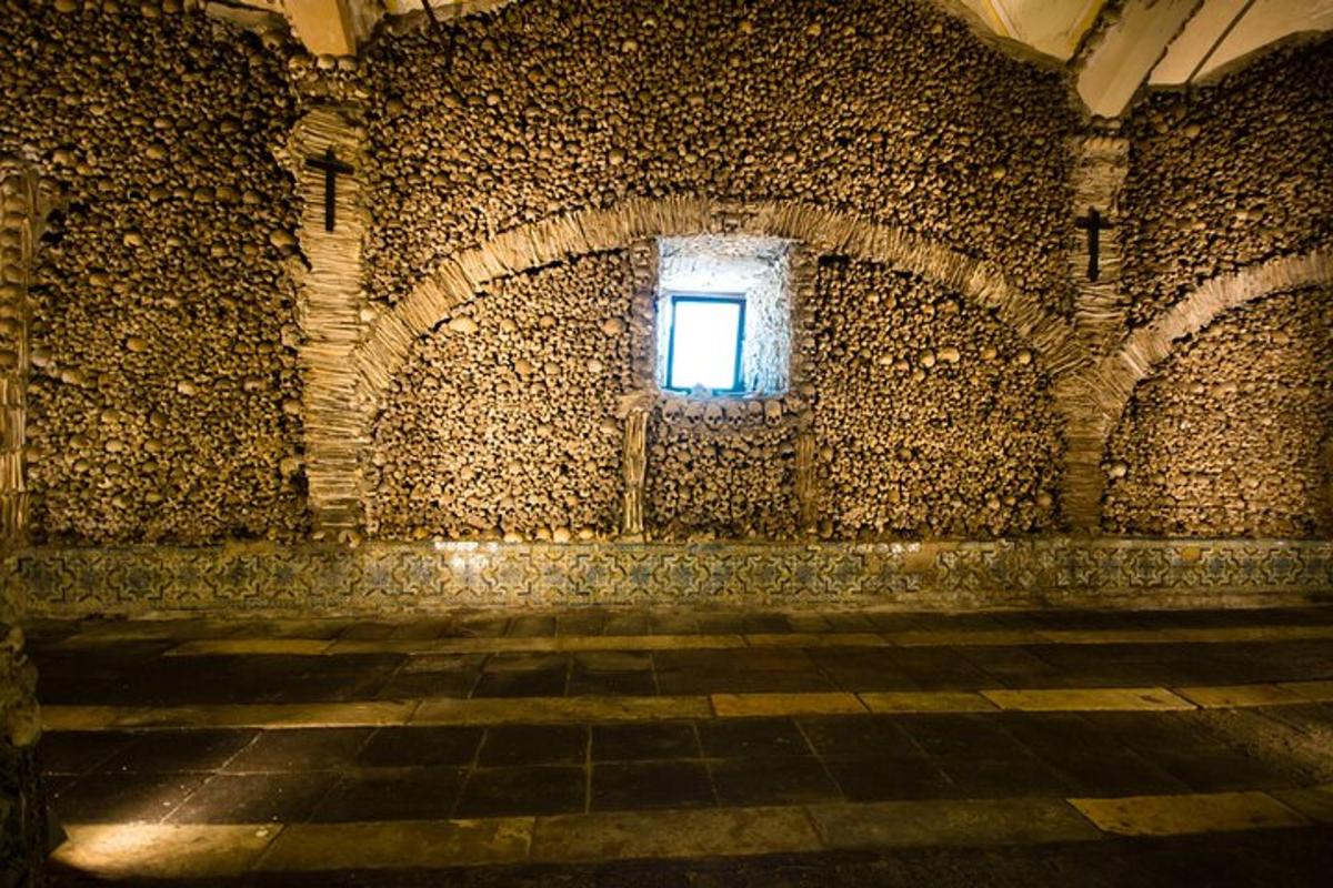 una stanza con una finestra in un muro di pietra