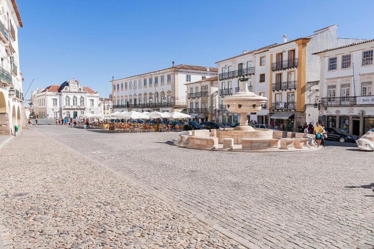 una strada con una fontana nel mezzo di una città