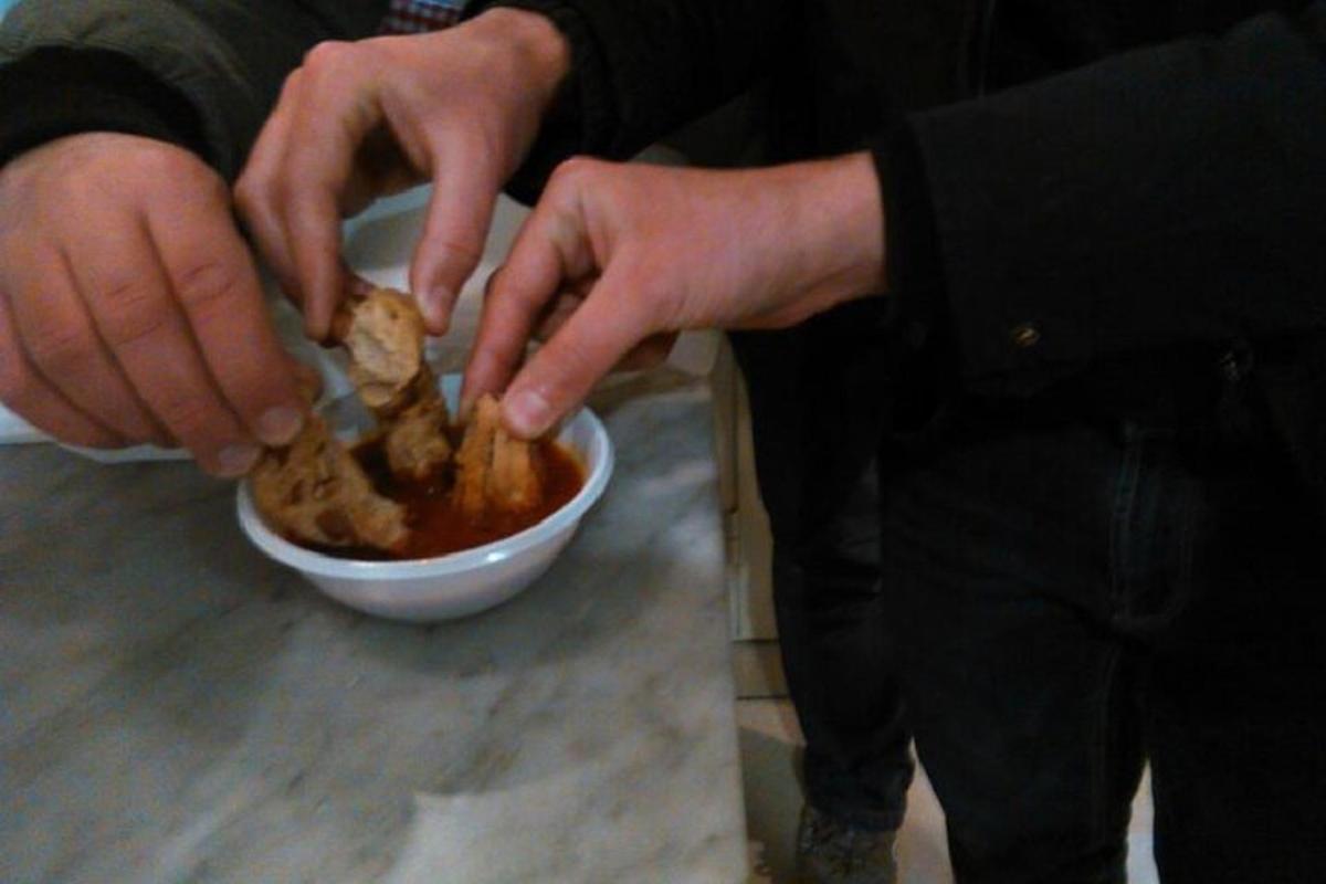 seseorang yang memakan makanan dari semangkuk makanan