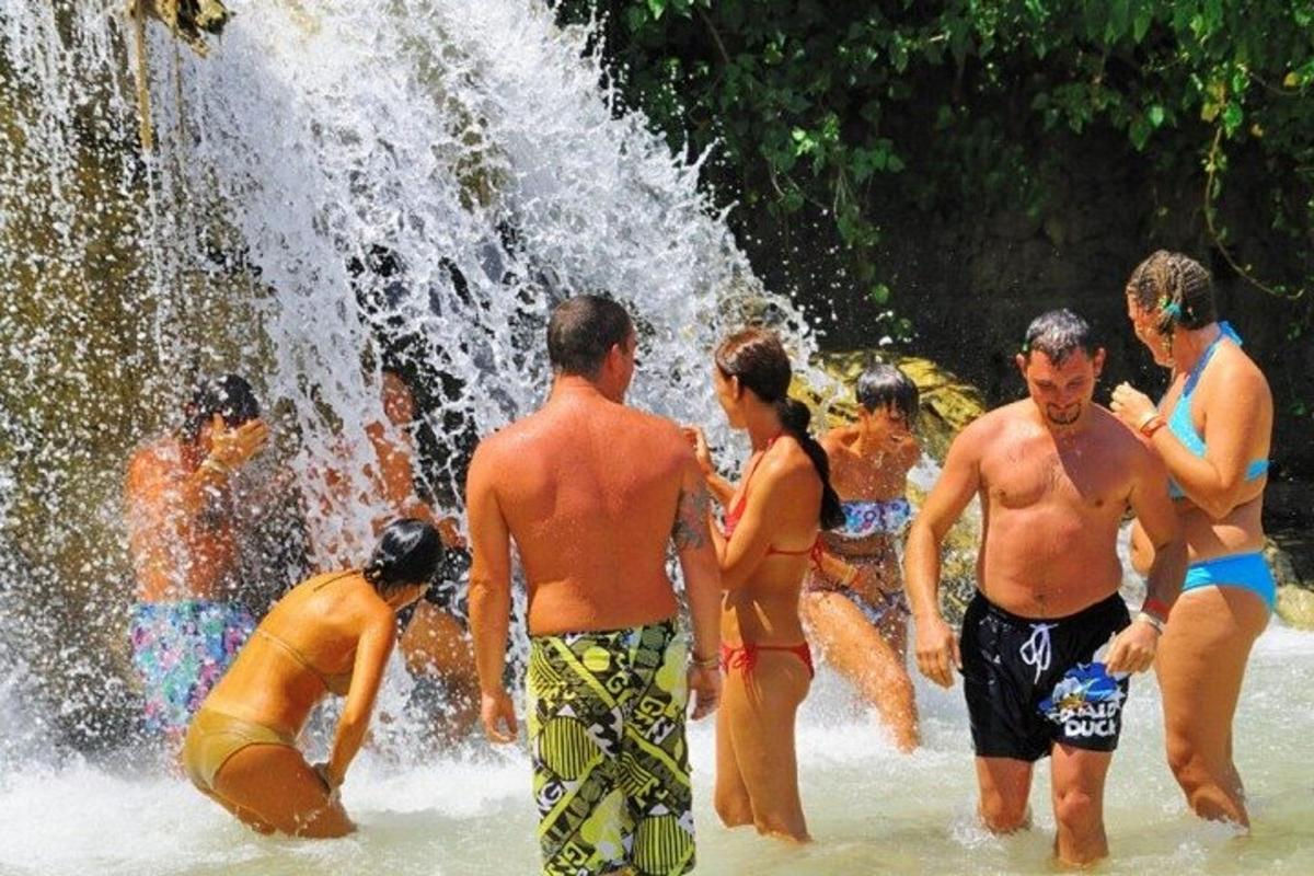 skupina ljudi, ki stojijo okoli vodnjaka