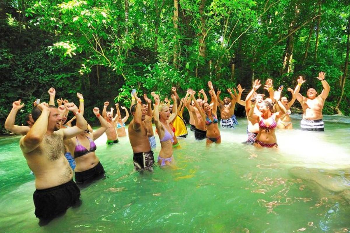 un gruppo di persone nell'acqua di un fiume