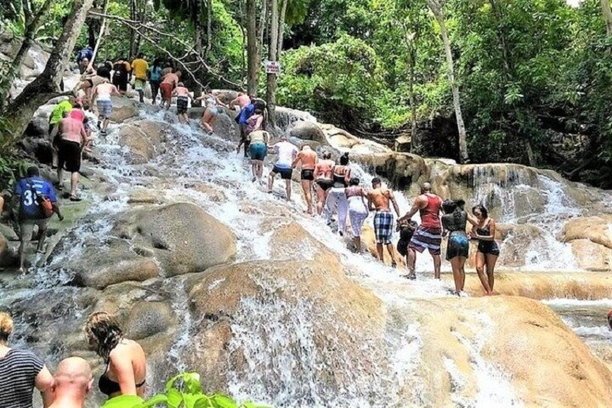 un gruppo di persone che camminano in una cascata
