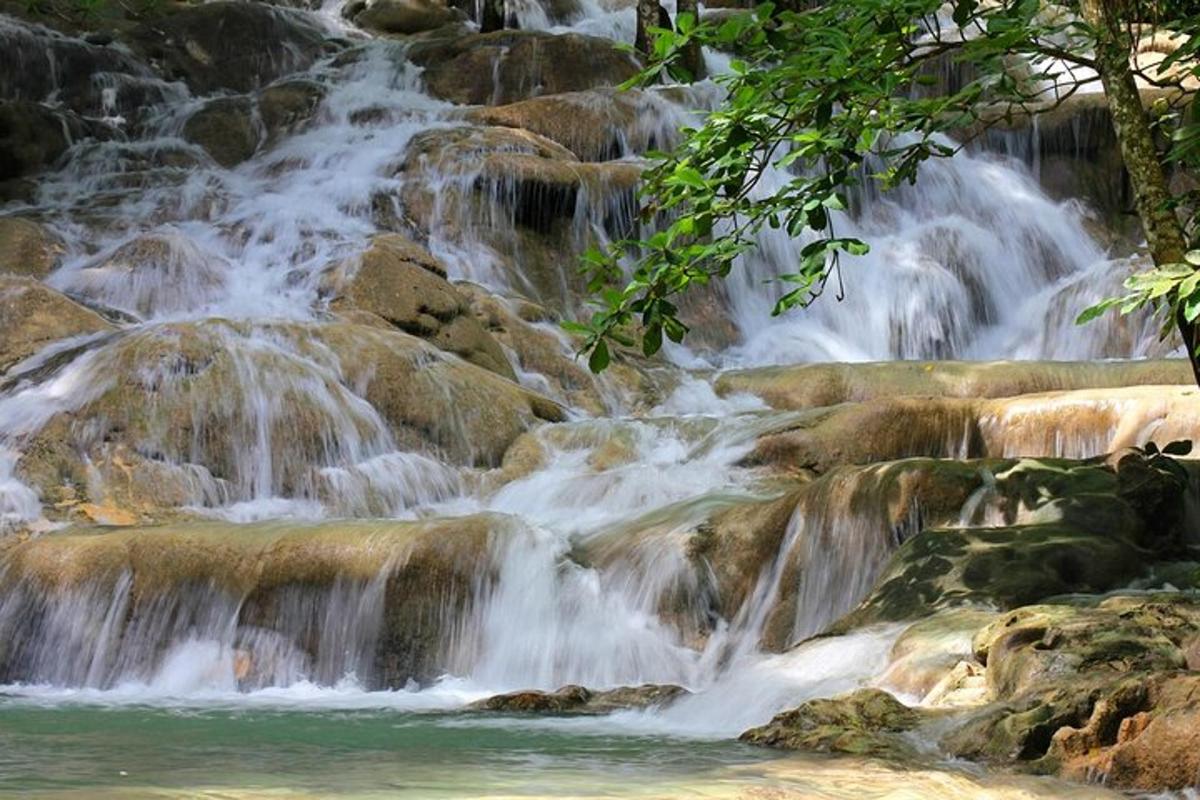 um fluxo de água correndo sobre as rochas em uma cachoeira