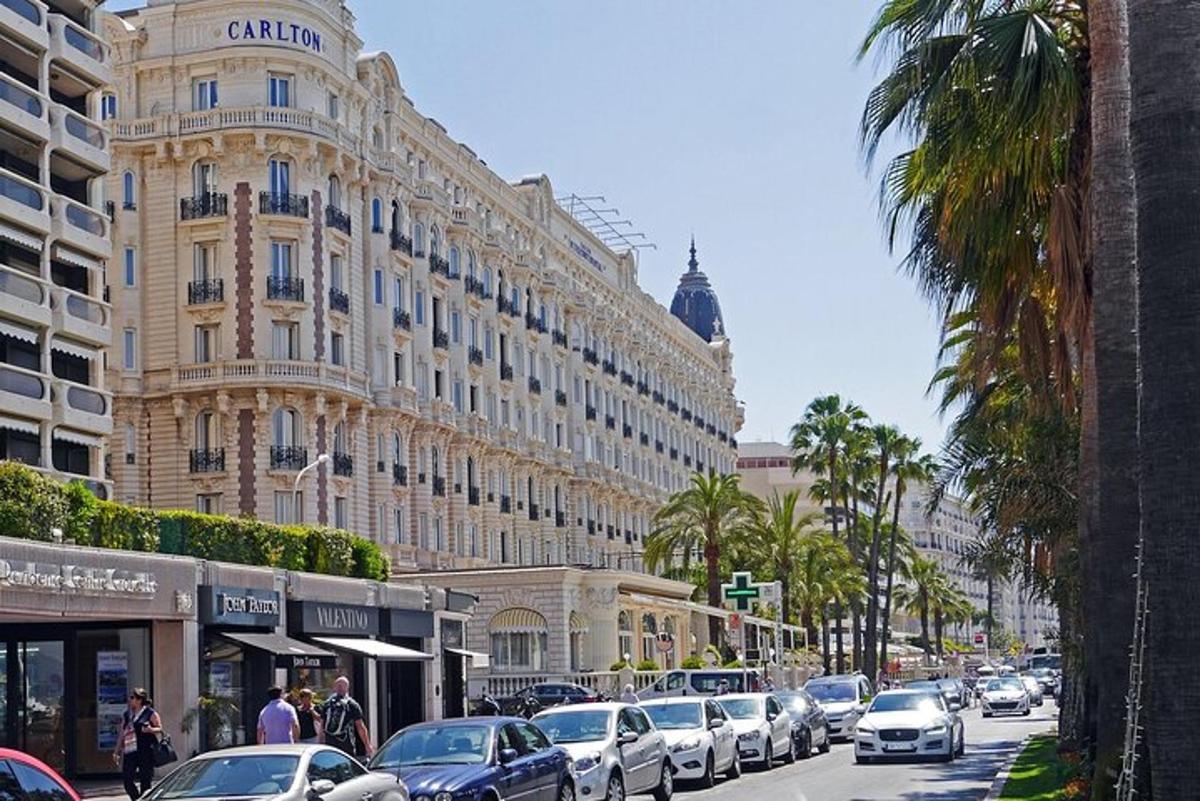 uma rua com carros estacionados em frente a um grande edifício