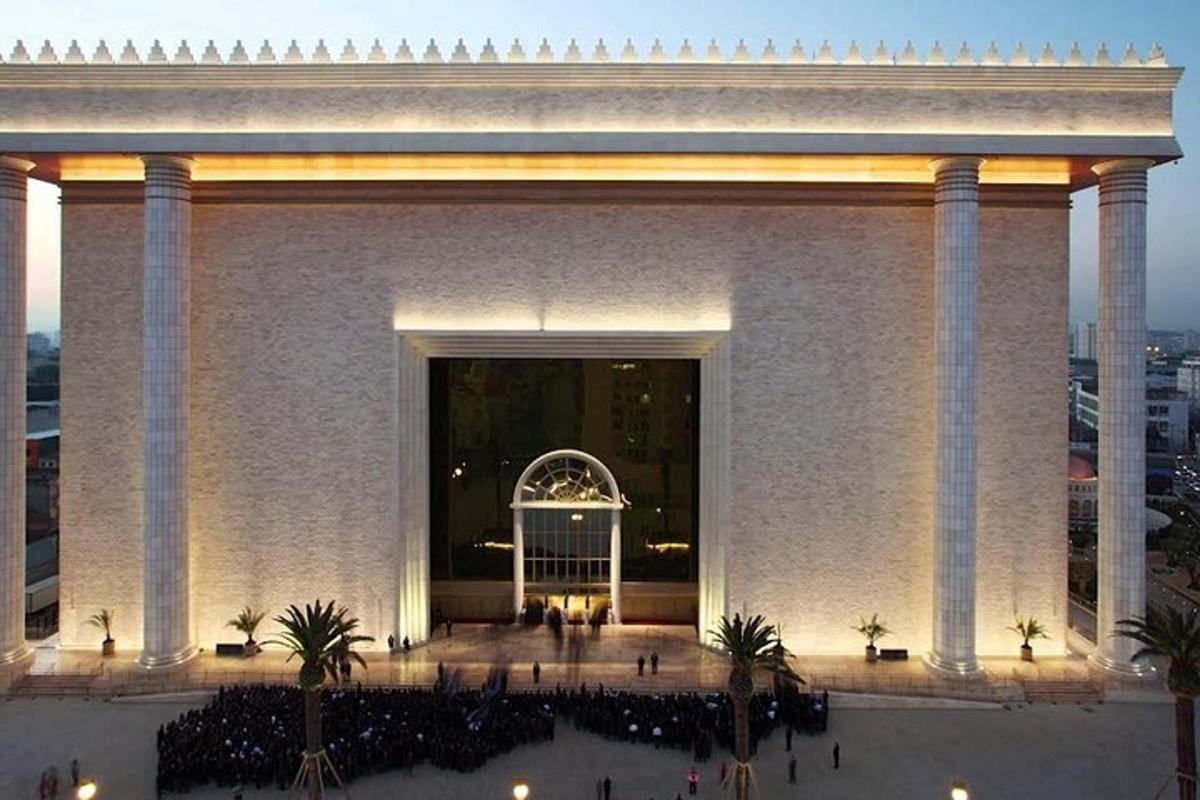 un gran edifici amb gent en un pati