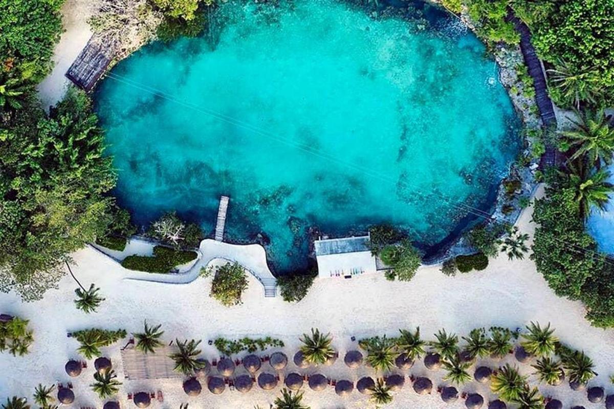 isang aerial view ng beach na may turquoise na tubig