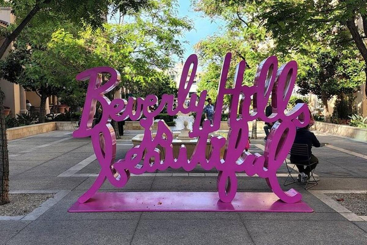 eine rosa Parkbank mit einem Schild mit der Aufschrift „Rutherford Park“