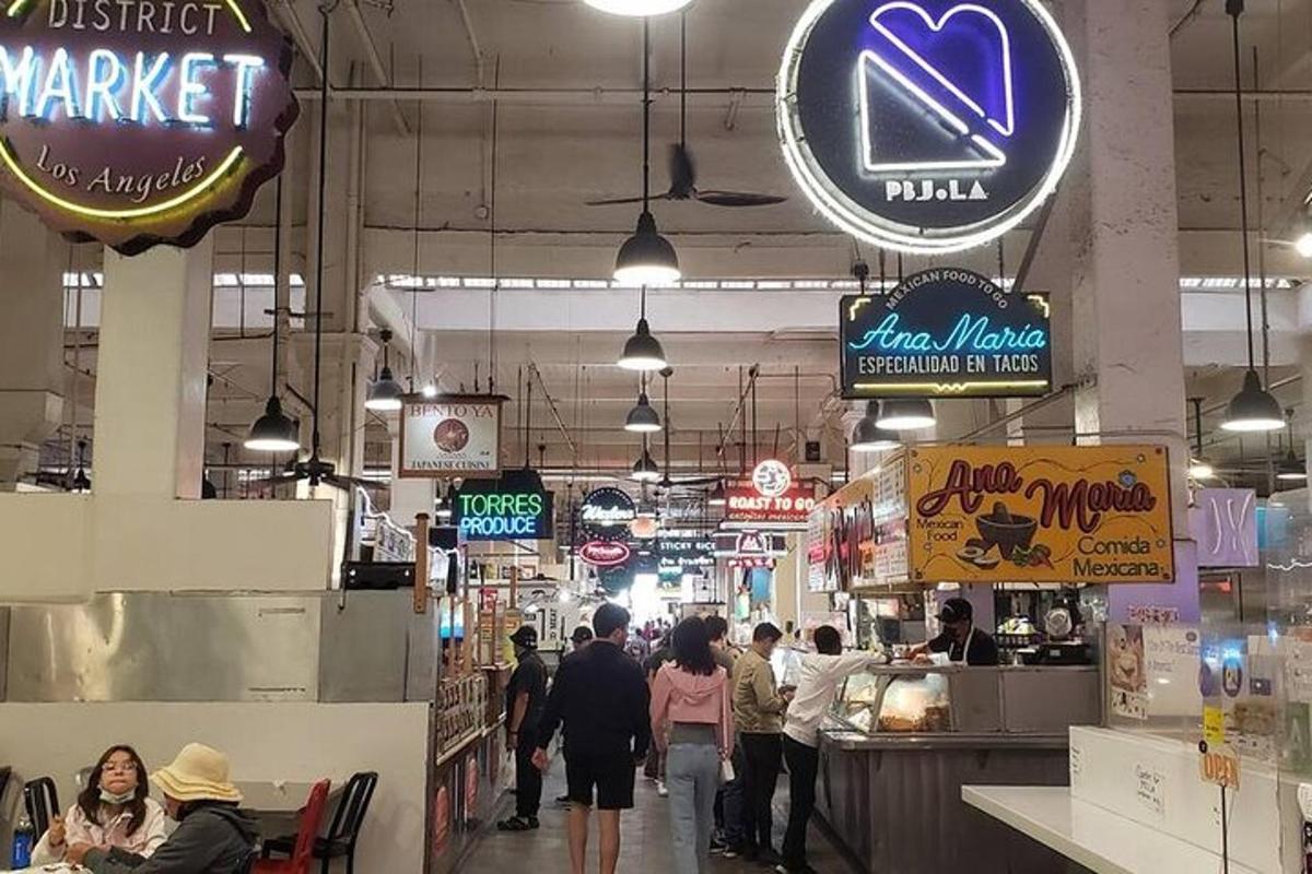sekumpulan orang berjalan melalui pasar dengan papan tanda