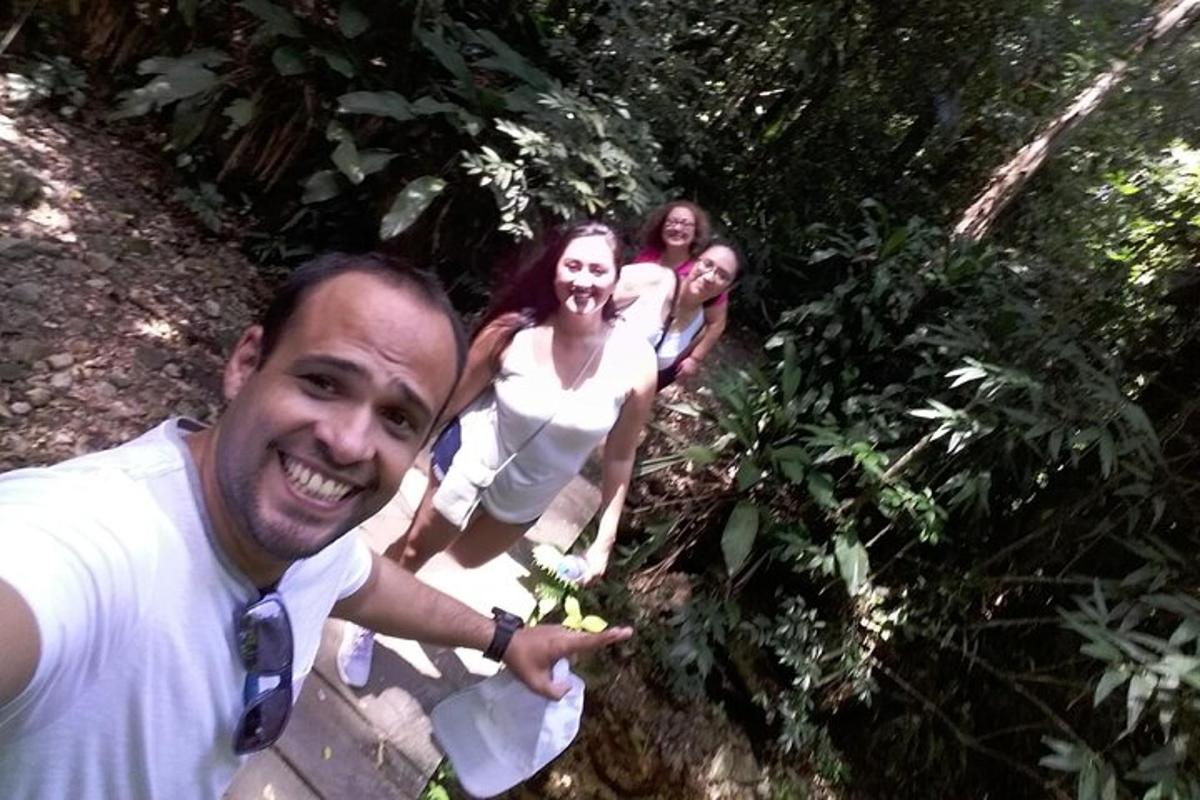 un gruppo di tre donne in abiti bianchi che posano per una foto