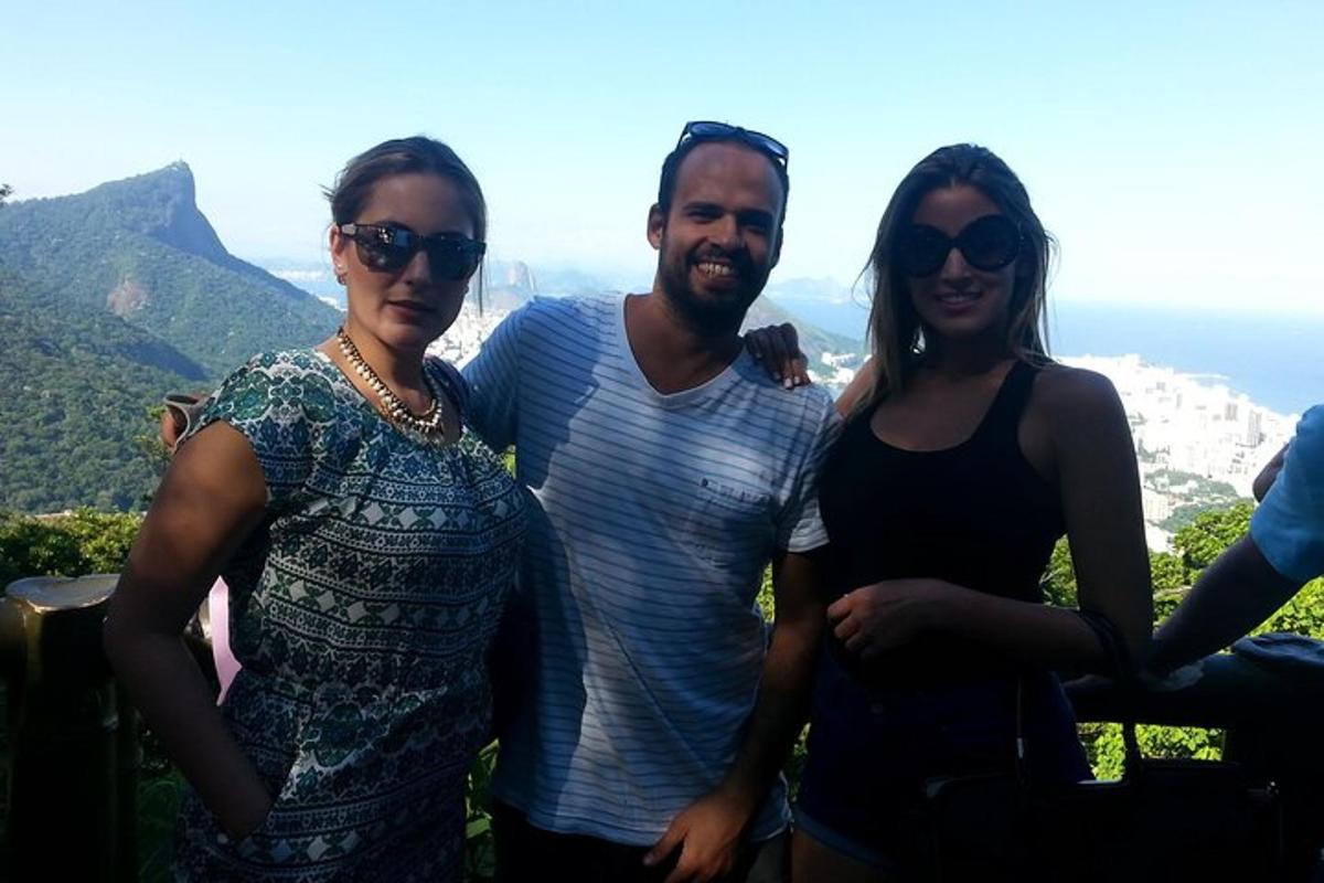 un gruppo di persone in piedi sulla cima di una montagna