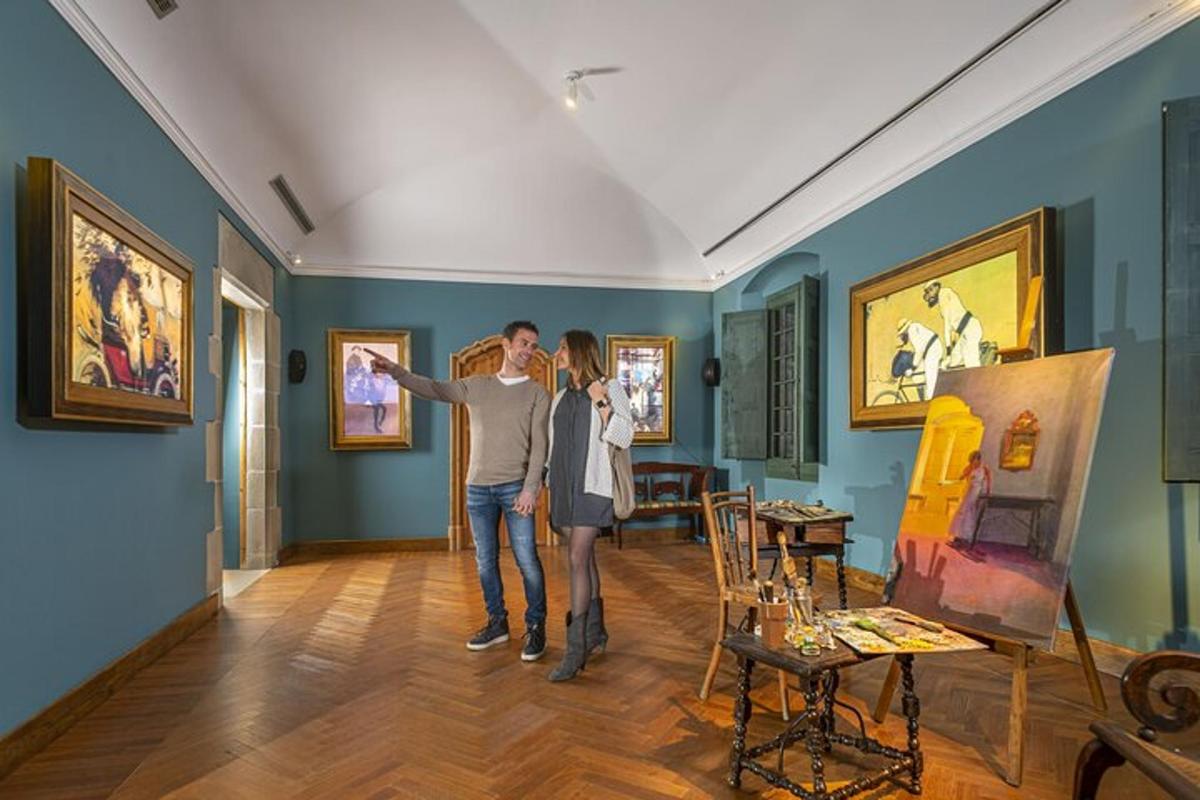 um homem e uma mulher olhando para uma pintura em um museu