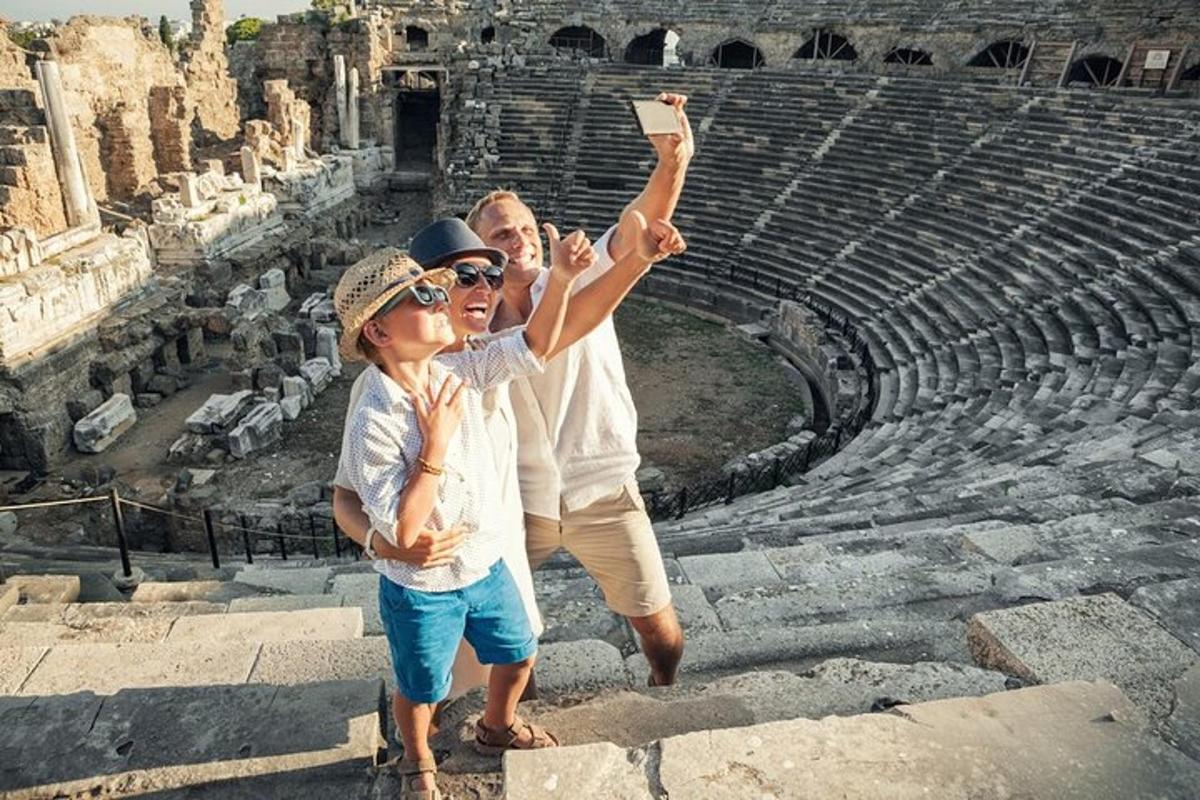 muž a chlapec fotografují amfiteátr