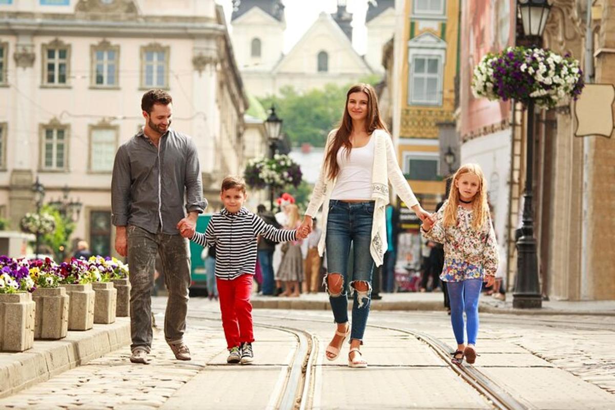 una famiglia che cammina lungo una strada tenendosi per mano