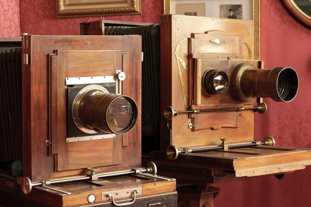 un paio di vecchie macchine fotografiche appoggiate sopra dei bauli