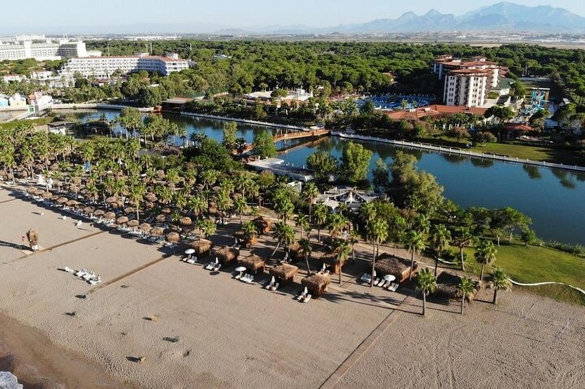 isang aerial view ng isang parke sa tabi ng isang ilog