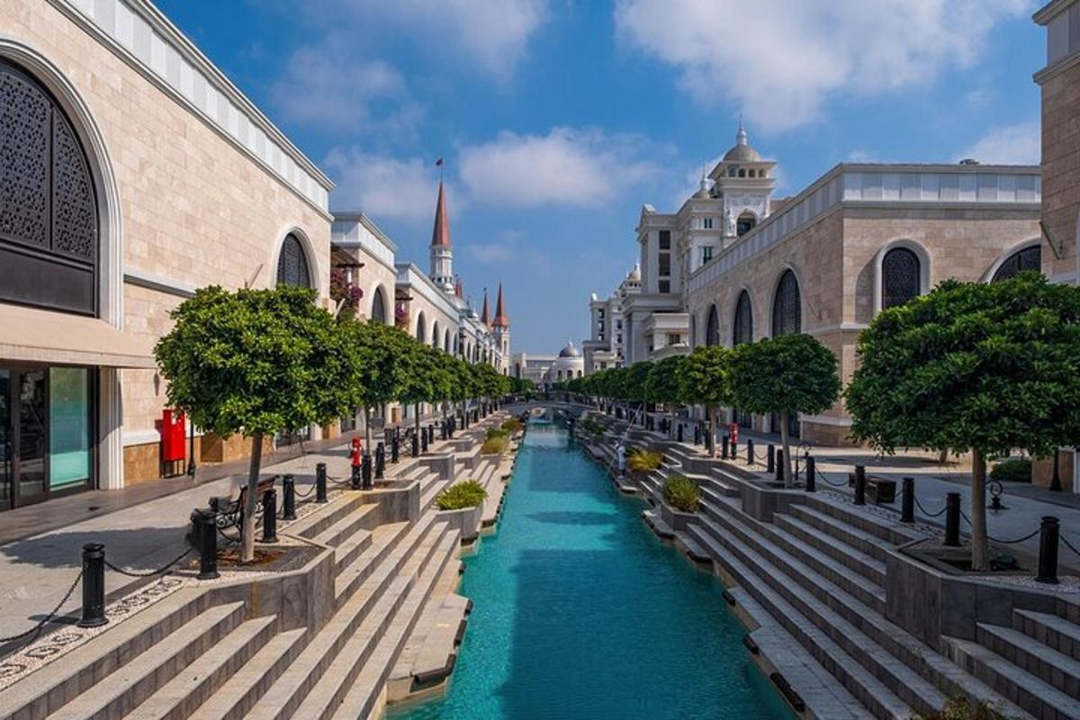 un carrer amb un canal al mig d'una ciutat