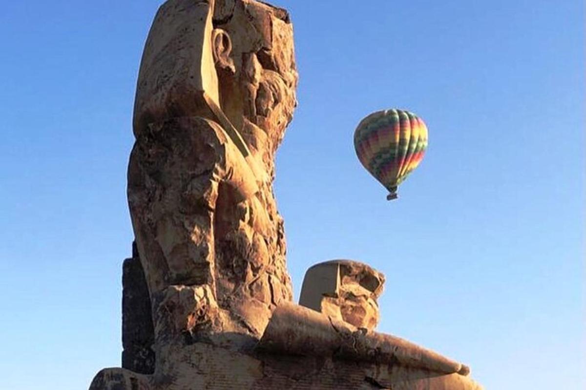 egy hőlégballon repül egy szobor felett