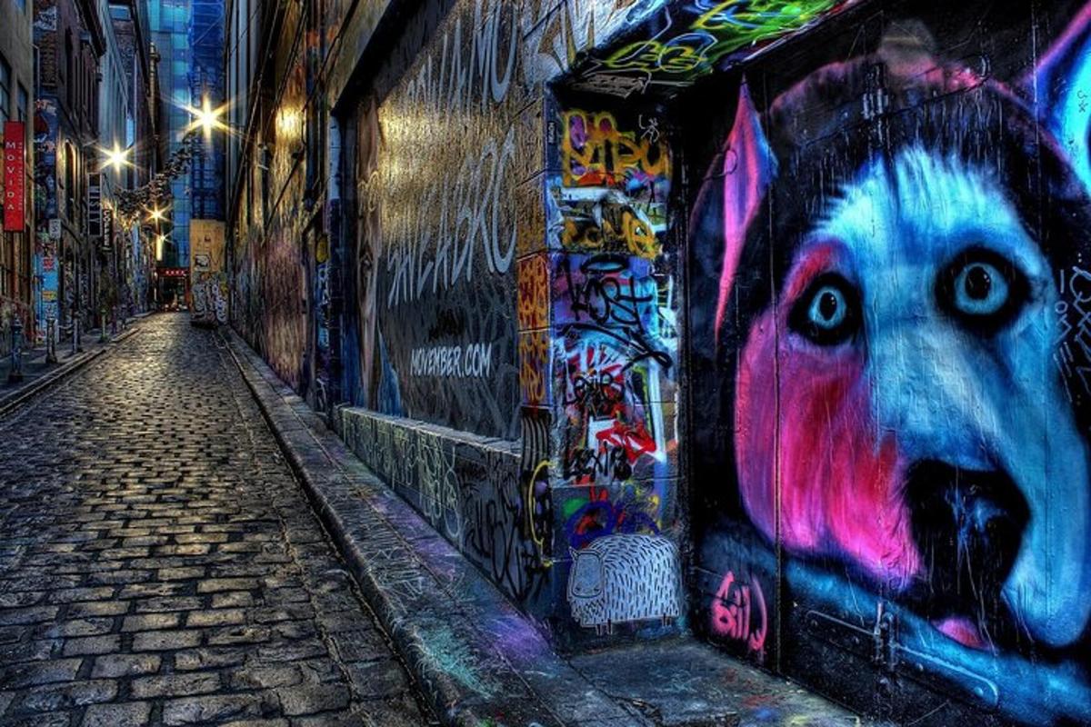 lorong dengan grafiti di tepi bangunan