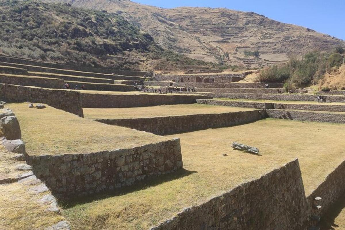 ein großes Amphitheater mit einem Berg im Hintergrund