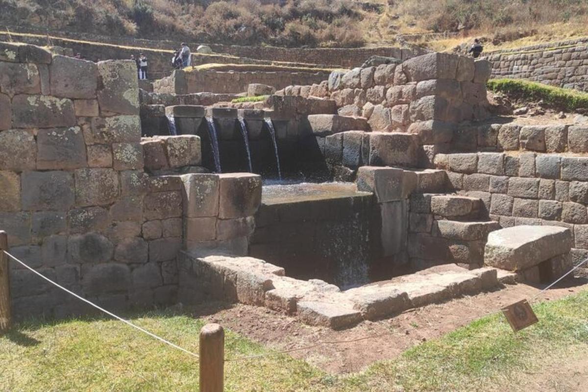 ein Springbrunnen in einer antiken Ruine