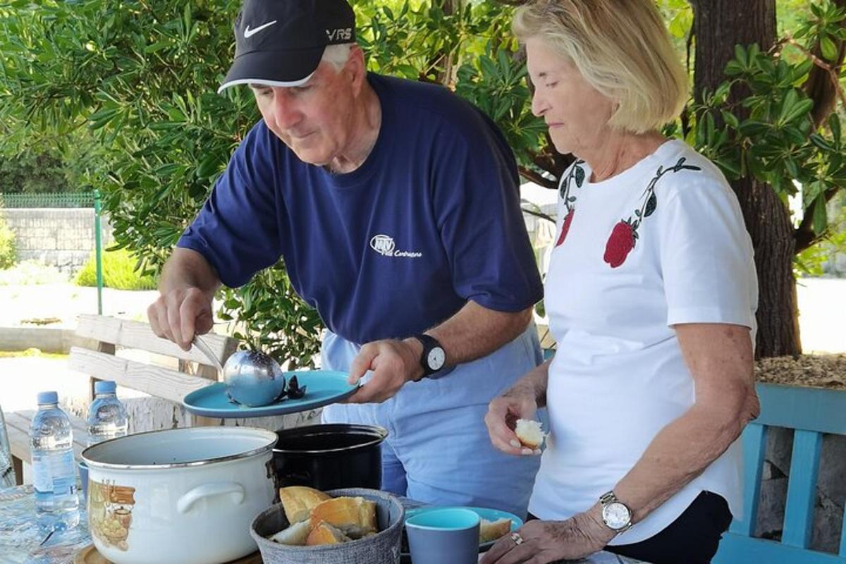 Un hombre y una mujer sosteniendo un plato de comida