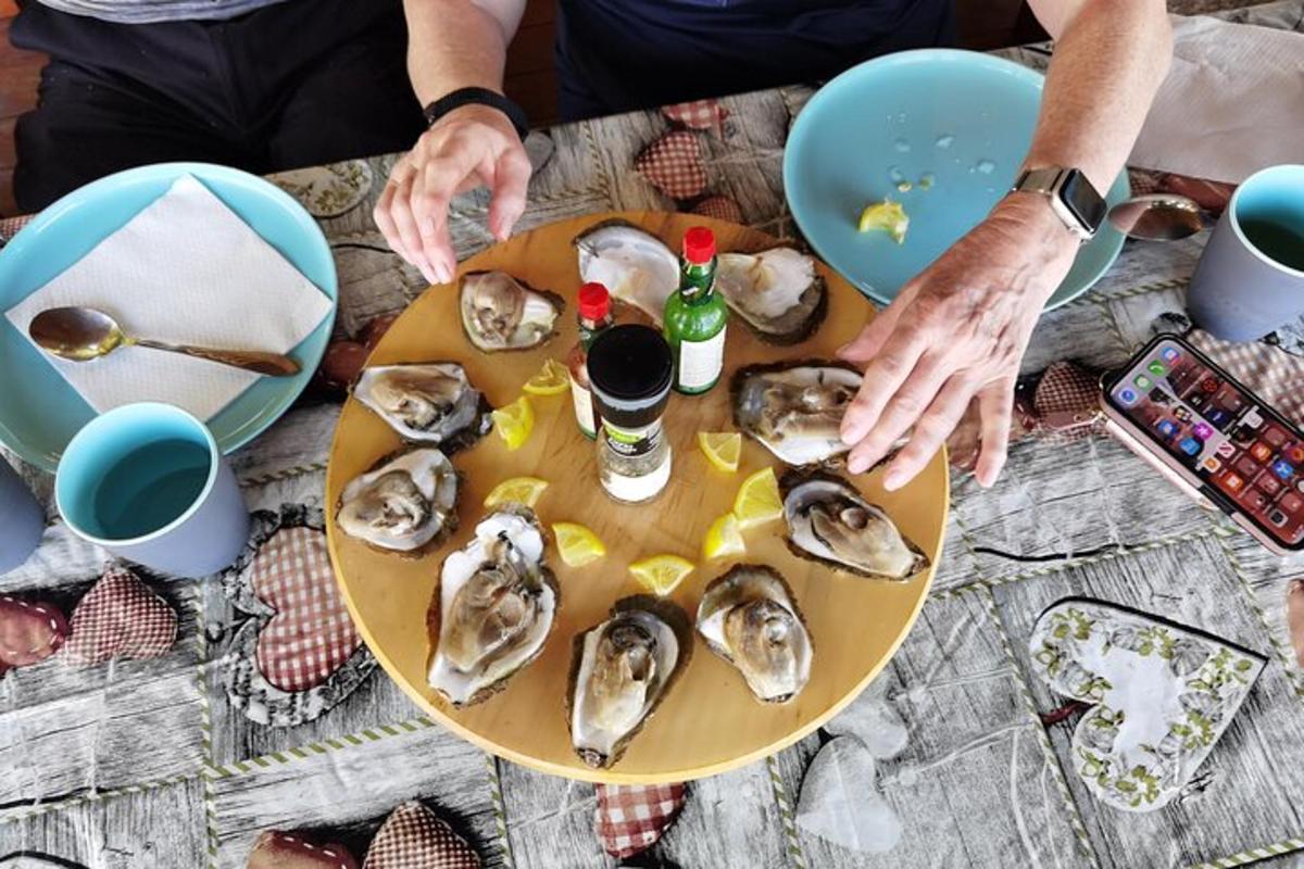 Una mesa con un plato de ostras encima