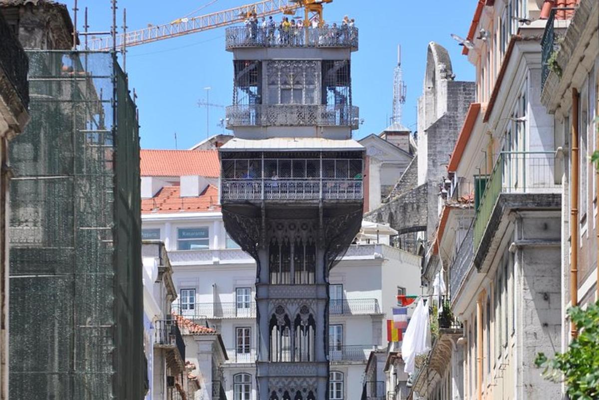 ein im Bau befindliches Gebäude mitten auf einer Straße