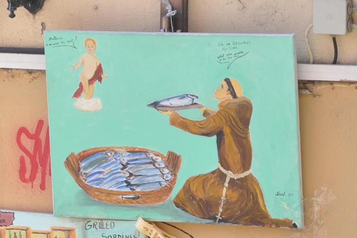 ein Gemälde einer Person, die einen Fisch in einem Korb hält