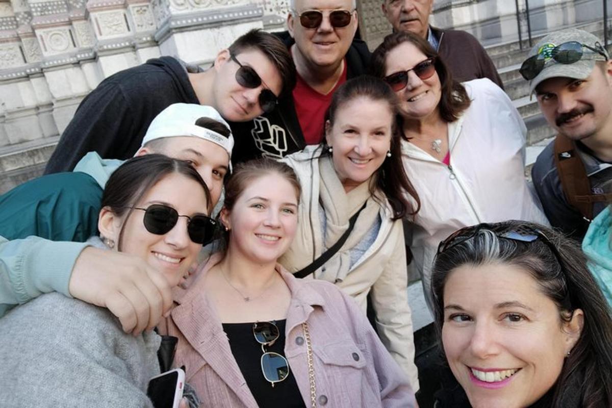 grupp inimesi, kes poseerivad pildi jaoks