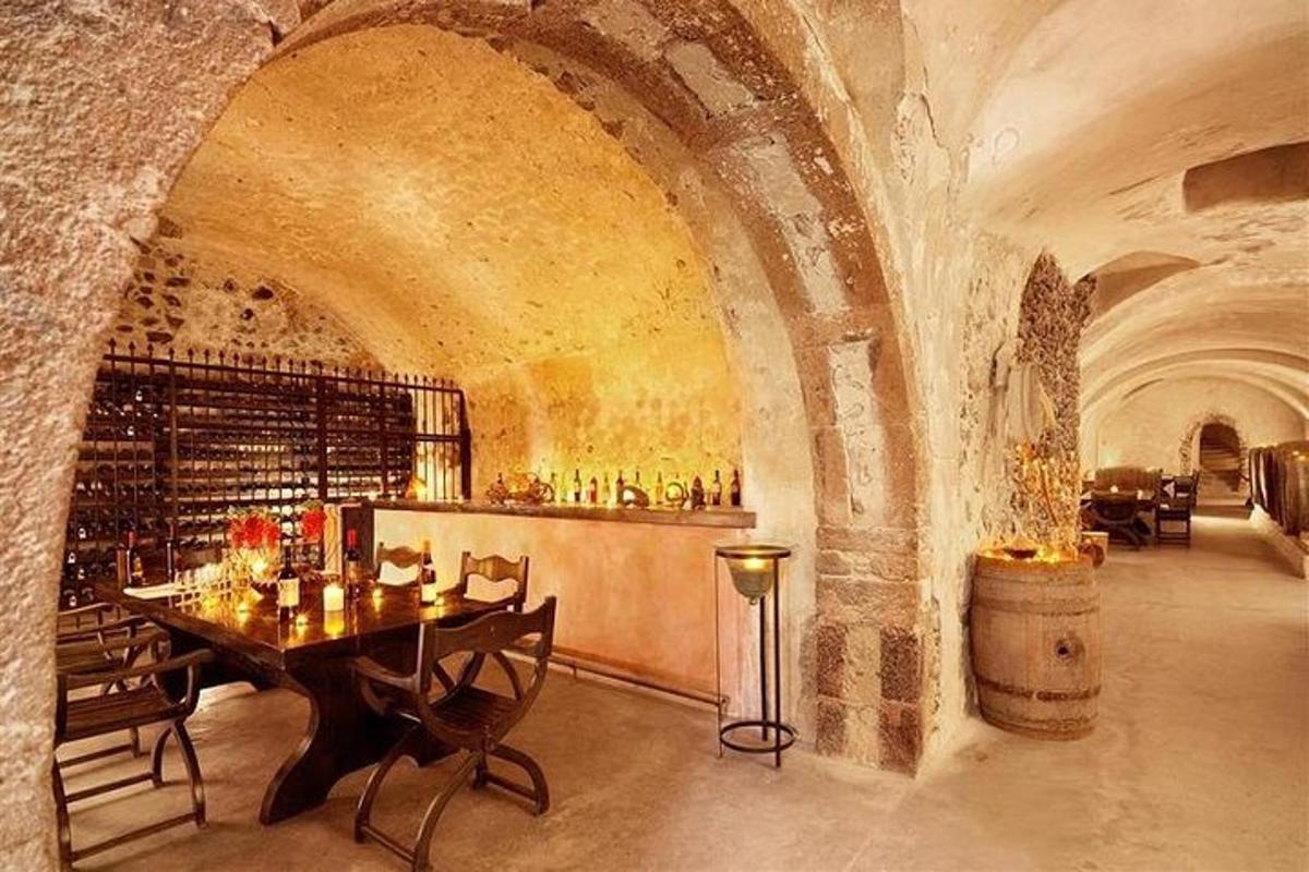 una sala da pranzo con un tavolo e una cantina