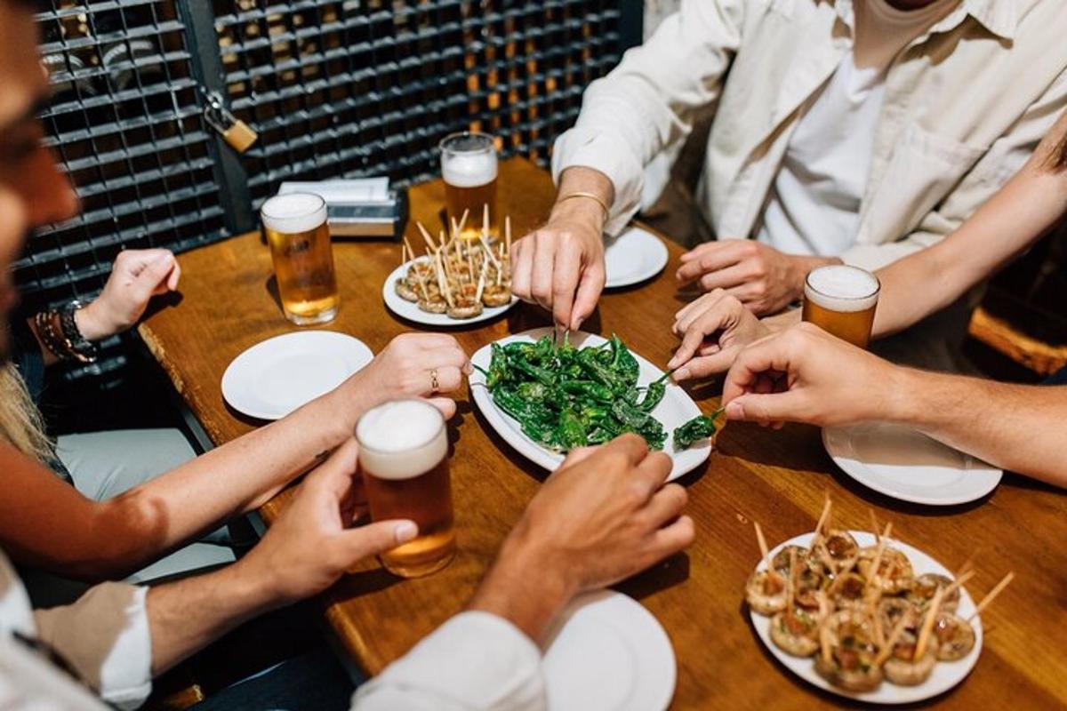 sekumpulan orang duduk mengelilingi meja makan makanan