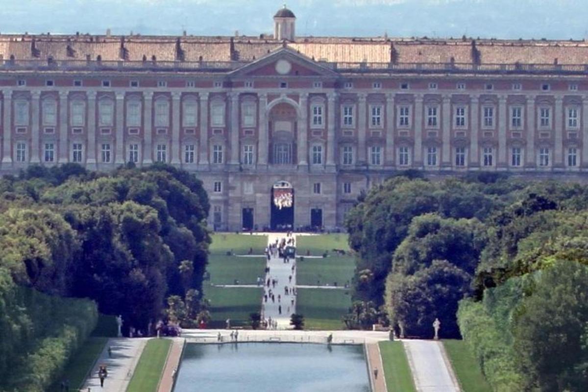 um grande edifício com uma fonte na frente