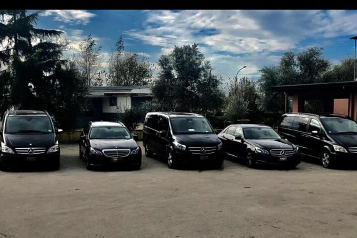 um grupo de quatro carros estacionados em um estacionamento