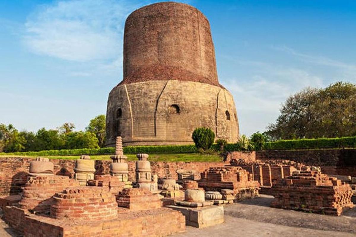 un grande edificio in mattoni con una torre sullo sfondo