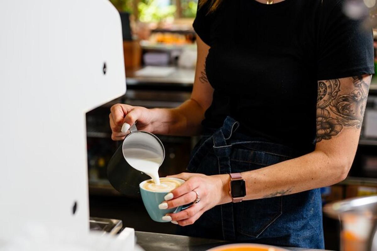 seorang wanita mengacau secawan kopi dengan spatula