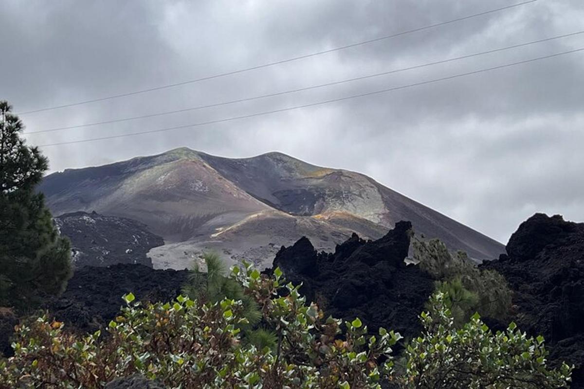 una montaña en medio de una montaña