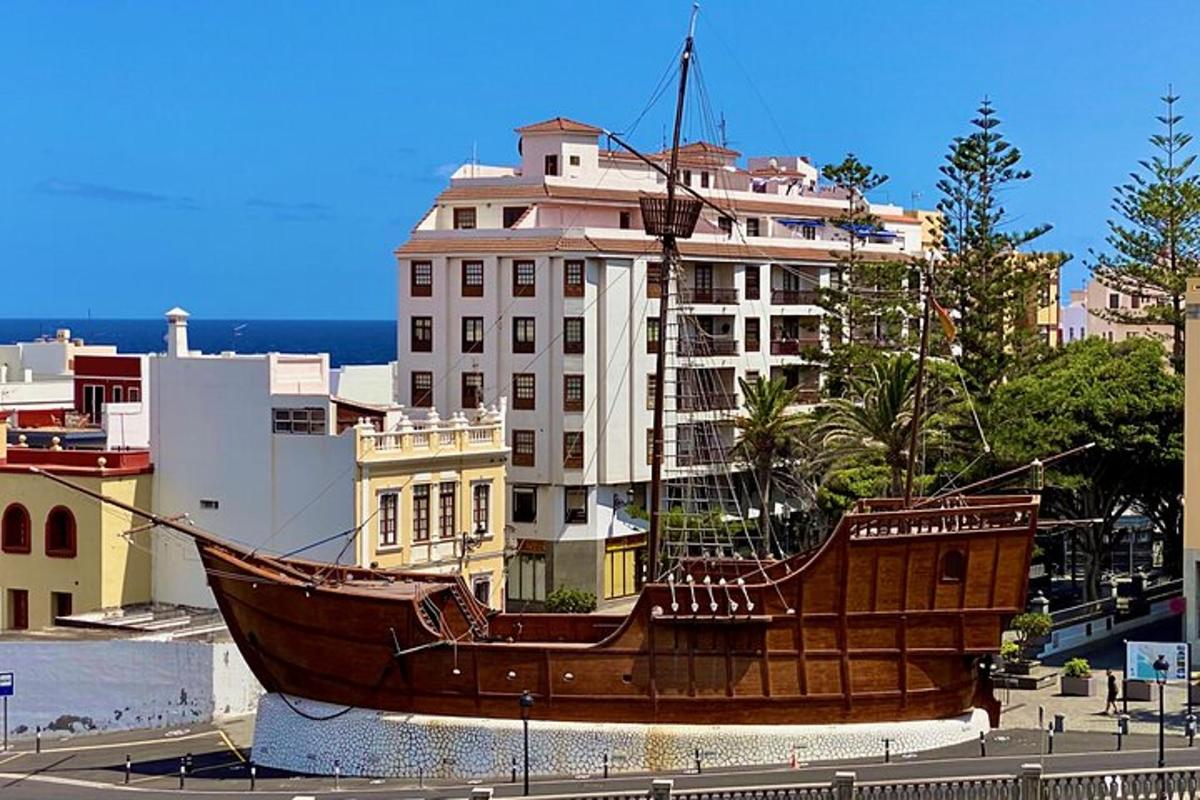 una grande barca esposta davanti a un edificio