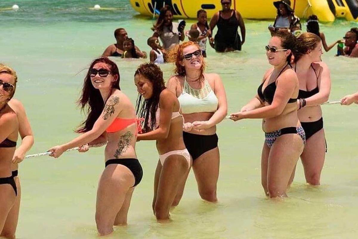 sekumpulan wanita berdiri di dalam air di pantai