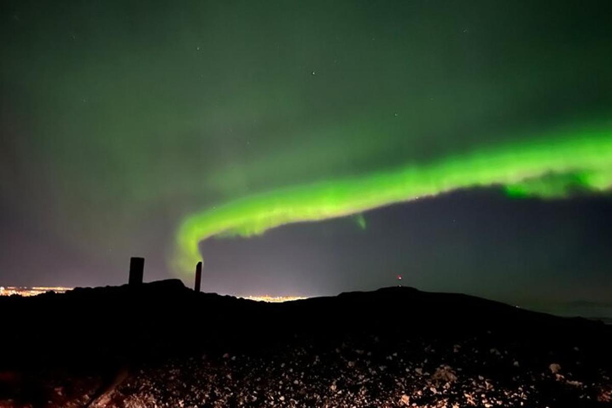 une image d'une aurore verte dans le ciel