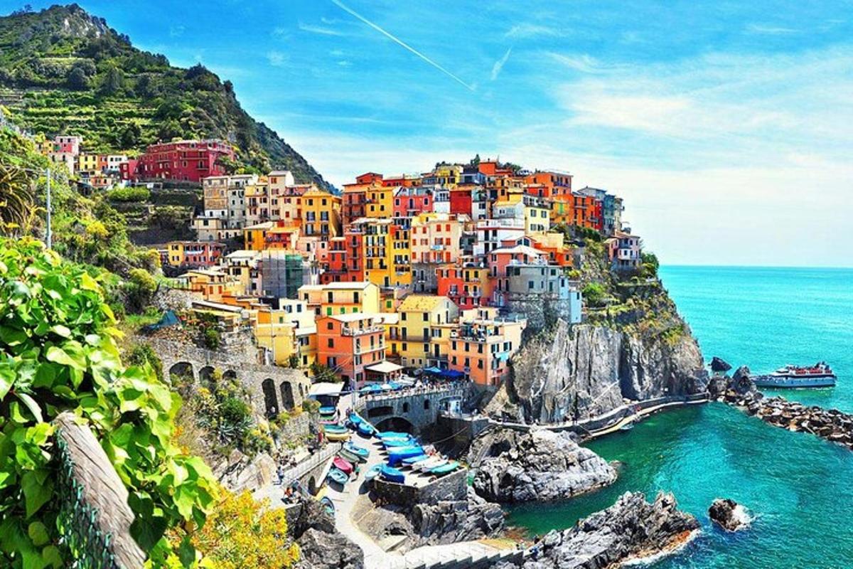 un gruppo di edifici colorati su una collina vicino all'oceano