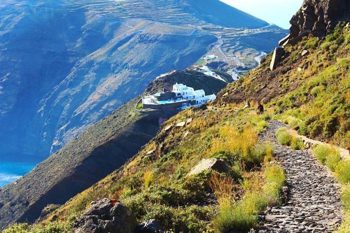 un chemin sur une montagne avec un bateau dessus