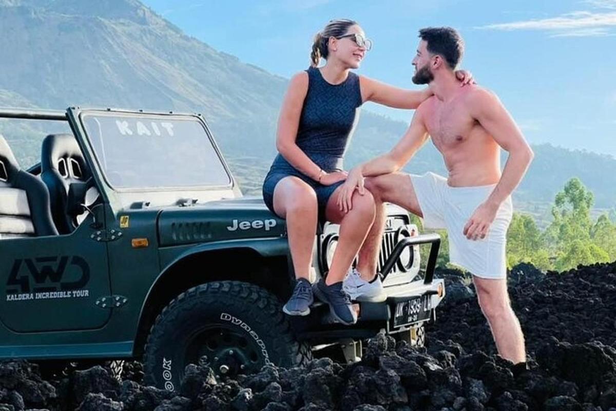 một người đàn ông và một người phụ nữ ngồi ở phía sau xe jeep
