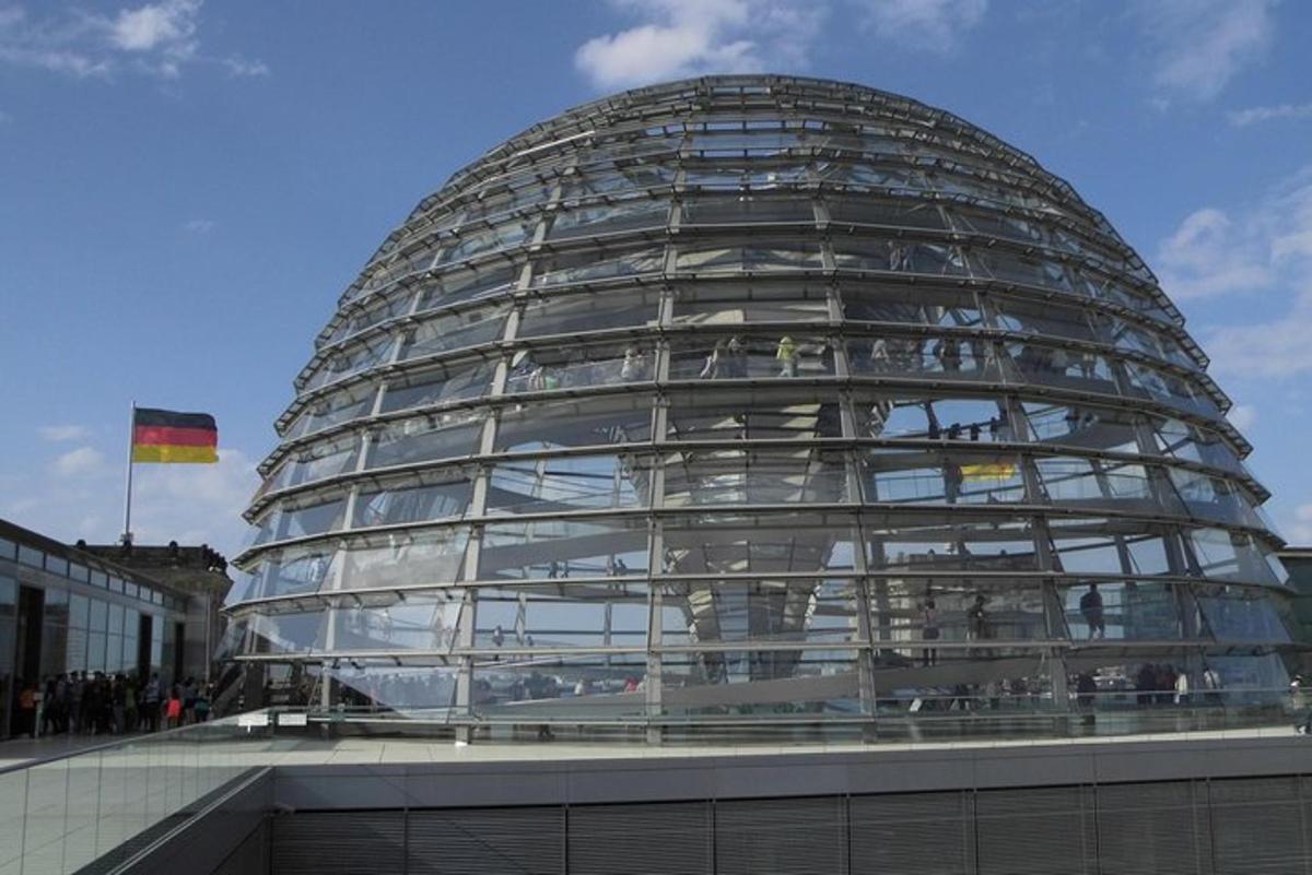 建物の上にある大きなガラスドームの建物
