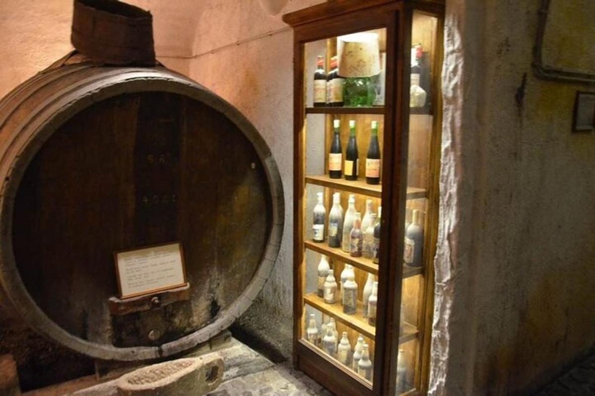 μια έκθεση με μπουκάλια κρασιού σε ένα δωμάτιο